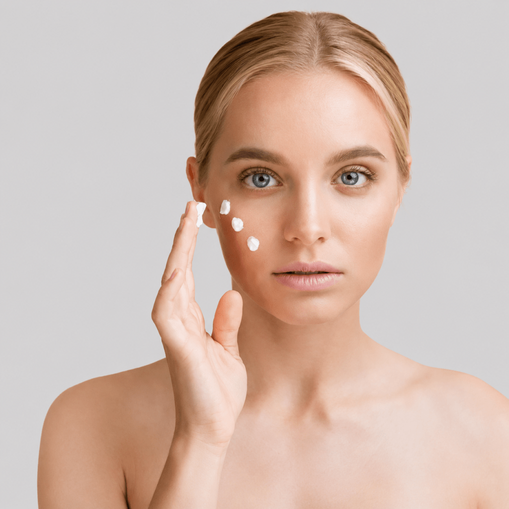 Дівчина наносить SPF-крем на обличчя для щоденного захисту шкіри від сонця
